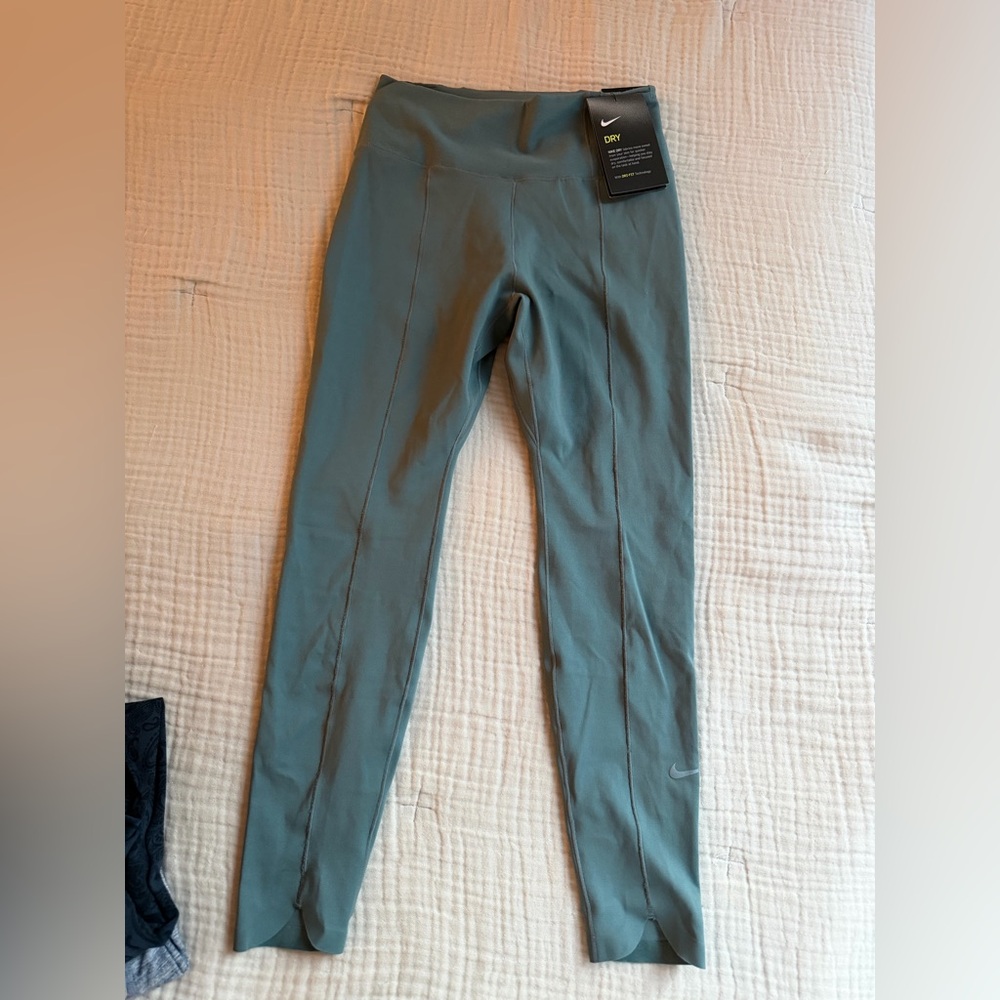 NEW Nike Dri-Fit Luxe Leggings